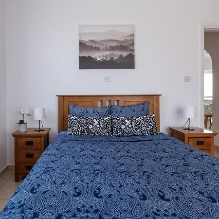 Beautiful 2 Bed Apartment In Paphos Cyprus ภายนอก รูปภาพ